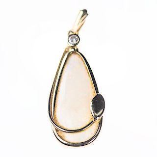 AN 18CT YELLOW GOLD OPAL AND DIAMOND PENDANT, the large tap