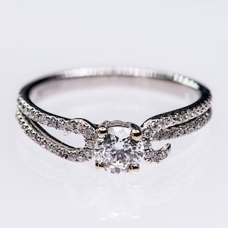AN 18CT WHITE GOLD AND DIAMOND RING, the brilliant cut diam