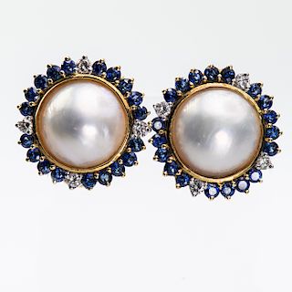 A PAIR OF 18CT YELLOW GOLD, MABE PEARL AND SAPPHIRE EARRING