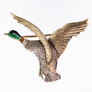 A 9CT YELLOW GOLD BROOCH, modelled as a duck in flight with