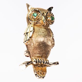 A 14CT YELLOW GOLD BROOCH, modelled as an owl with emerald 