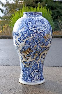 A LARGE CHINESE BLUE AND WHITE FLOOR STANDING VASE, of balu