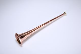 A LATE VICTORIAN COPPER HUNTING HORN, with brass mouthpiece