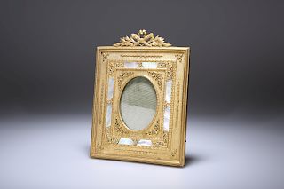 A FINE FRENCH ORMOLU AND MOTHER-OF-PEARL PHOTOGRAPH FRAME, 
