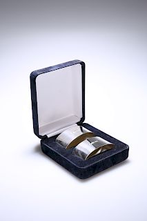 A CASED PAIR OF SILVER NAPKIN RINGS, LONDON 1996, oval. 2.2