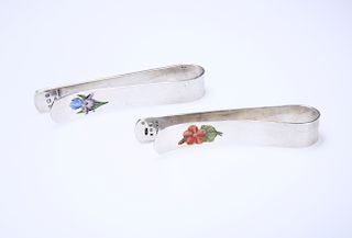 A PAIR OF EDWARDIAN SILVER AND ENAMEL TABLECLOTH CLIPS, BIR