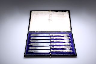 A CASED SET OF SIX GEORGE V SILVER-HANDLED FRUIT KNIVES, Sh