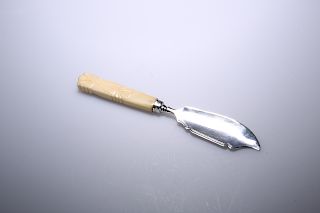 A GEORGE IV SILVER BUTTER KNIFE WITH IVORY HANDLE, BIRMINGH