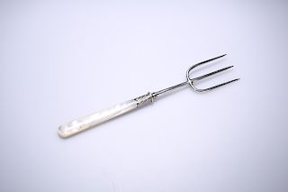 A GEORGE V MOTHER-OF-PEARL HANDLED SILVER BREAD FORK, SHEFF
