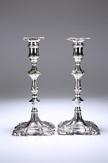 A PAIR OF GEORGE II CAST SILVER CANDLESTICKS, JOHN CAFE, LO