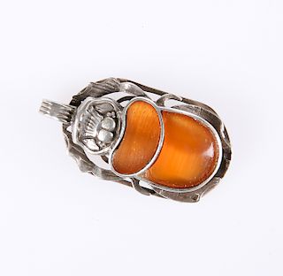 A SILVER (UNMARKED) SCARAB BEETLE PENDANT. 4cm