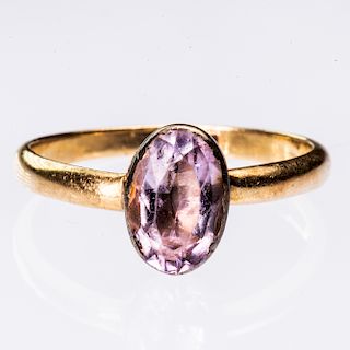 AN 18CT YELLOW GOLD AND PINK STONE RING, the oval cut pale 