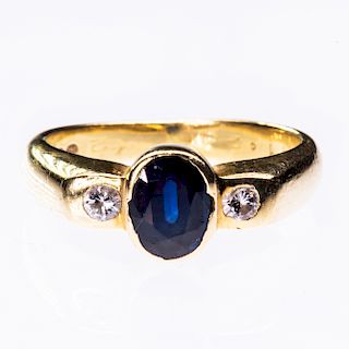 AN 18CT YELLOW GOLD SAPPHIRE AND DIAMOND RING, the oval sap