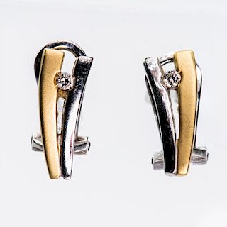 A PAIR OF 18CT GOLD AND DIAMOND EARRINGS, the V shaped moun