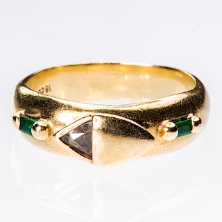 AN 18CT YELLOW GOLD EMERALD AND DIAMOND RING, the unusual t