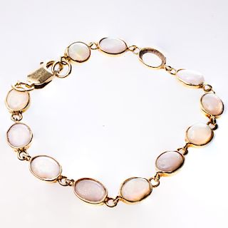 AN 18CT YELLOW GOLD AND OPAL BRACELET, the twelve oval opal