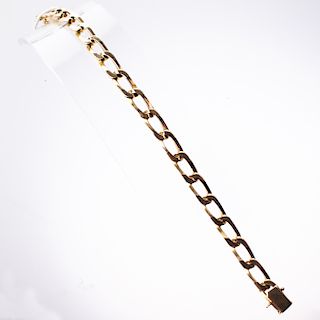 A YELLOW PRECIOUS METAL BRACELET, of heavy curb links on in