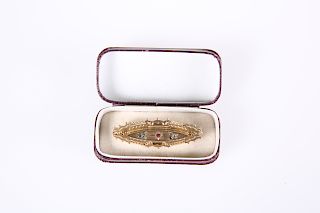 A LATE VICTORIAN 9ct GOLD BROOCH, of lozenge form, set to t