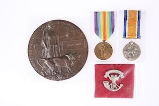 A WWI DEATH PLAQUE, MEDAL PAIR AND CAP BADGE, 39220 Pte. Pe