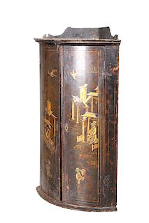 AN 18TH CENTURY CHINOISERIE HANGING CORNER CUPBOARD, bow fr