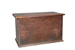 A SMALL 17TH CENTURY OAK BOX, with chip carved edges, one e