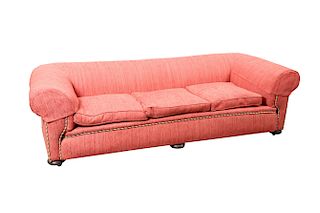 AN UPHOLSTERED SETTEE, LATE 19TH/EARLY 20TH CENTURY, raised