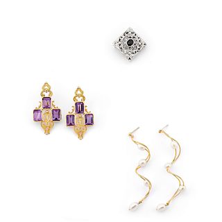 Two pair of 18K two-color gold earrings and a brooch