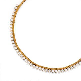 A 18K yellow gold and pearl necklace