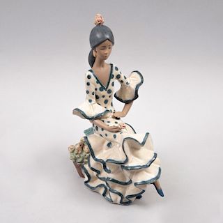 Andaluza serena. España, siglo XX. Elaborada en porcelana Lladró acabado gress. 24.5 cm de altura.