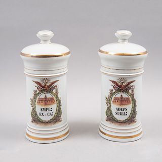 Lote de botámenes. Francia, siglo XX. Uno elaborado en porcelana LS y otro Lefebure, con detalles en esmalte dorado. Pz: 2