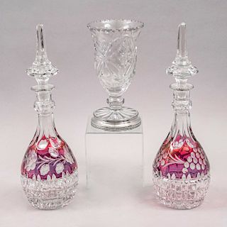 Lote de cristalería. Siglo XX. Elaboradas en vidrio y cristal cortado. Decorados con motivos florales y facetados acanalados. Pz: 3