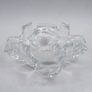 Centro de mesa. Siglo XX. Diseño orgánico. Elaborado en cristal tipo Murano. 32 x 32 cm