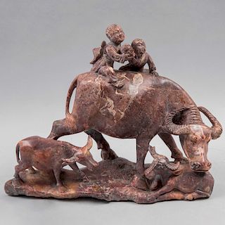 Búfalos con niños. China, siglo XX. Labrado en mármol rojo pulido y con esgrafiados. 32 x 42 x 16 cm