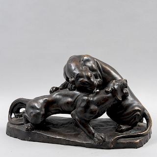 Escultura de pumas peleando. Siglo XX. Fundición en bronce patinado. 58 cm de longitud.