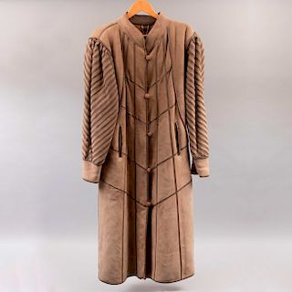 Abrigo largo de gamuza color beige, con forro. Talla aproximada: Mediana
