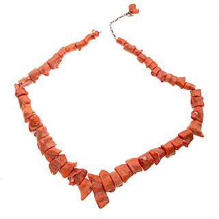Collar con corales y metal base. 47 corales color rosa en distintas formas y tamaños. Peso: 483.5 g.