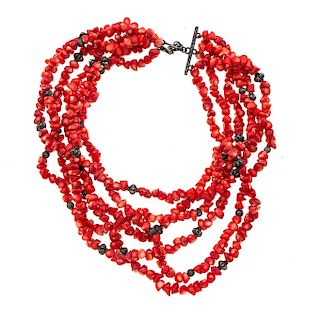 Collar con corales y metal base. 6 hilos de corales en bicolor rojo y blanco en distintas formas y tamaños. Peso: 258 g.