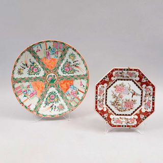 Lote de platones decorativos. China, siglo XX. Uno estilo Familia Rosa y otro diseño ochavado. Elaborados en porcelana. Pz: 2