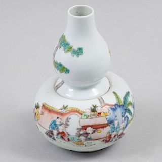 Servicio de Sake. Japón, siglo XX. Elaborado en porcelana blanca decorada con escenas costumbristas pintadas a mano. Pz: 2