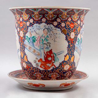Jardinera con platón. China, siglo XX. Elaborada en porcelana acabado brillante. Decorada con cartelas de personajes femeninos.Pz:2