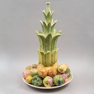 Centro de mesa. Siglo XX. Diseño de frutero. Elaborado en cerámica policromada. 58 cm de altura.