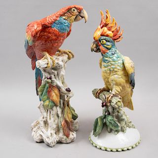 Loro y papagayo. Italia, Ca. 1950. Elaborados en cerámica vidriada Cacciapuoti. Diseño de Giuseppe Tagliarol. Piezas: 2
