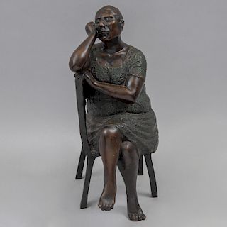 M. González. Escultura de mujer sentada. Firmada. Fundición en bronce patinado. 47 cm de altura.