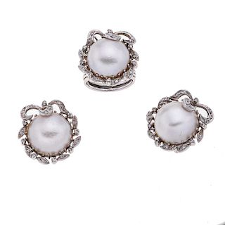 Anillo y par de aretes con medias perlas y diamantes en plata paladio. 3 medias perlas cultivadas color gris de 17mm. Talla: 6.<...
