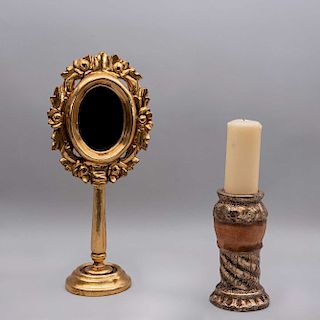 Espejo-custodia y portavela. Siglo XX. Consta de: Espejo-custodia. Estructura de madera dorada con luna oval. Piezas: 2
