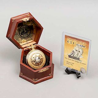 Lote mixto de 2 piezas. Siglo XVIII y XX. Consta de: Reloj de bolsillo. Marca Franklin Mint. y moneda de "EL CAZADOR".