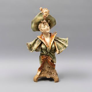 Busto de Dama. Origen europeo. Siglo XX. Elaborada en porcelana. Acabado gres y brillante. 30 x 17 x 13 cm.