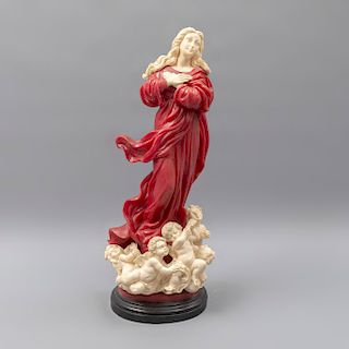 María Magdalena. Italia. Siglo XX. Elaborada en resina. Decorada con amorcillos y vestiduras rojas. 40 x 16 x 14 cm.