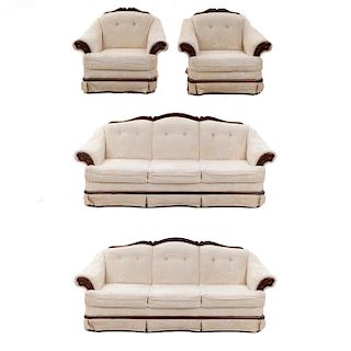 Sala. Siglo XX. En talla de madera. Tapicería color beige. Consta de: par de sillones y par de sofá de 3 plazas. Total de piezas: 3.