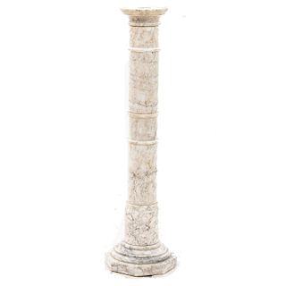 Columna. Siglo XX. En talla de mármol blanco jaspeado. Con base octogonal. Decorada con molduras. 104 x 27 x 27 cm.